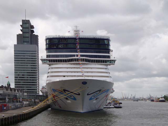 Cruiseschip ms Norwegian Epic aan de Cruise Terminal Rotterdam